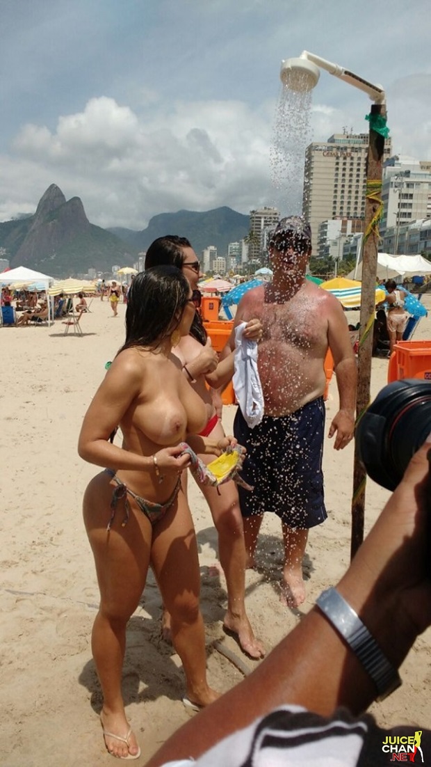 Mulher Melão Pelada Na Praia Em Copacabana